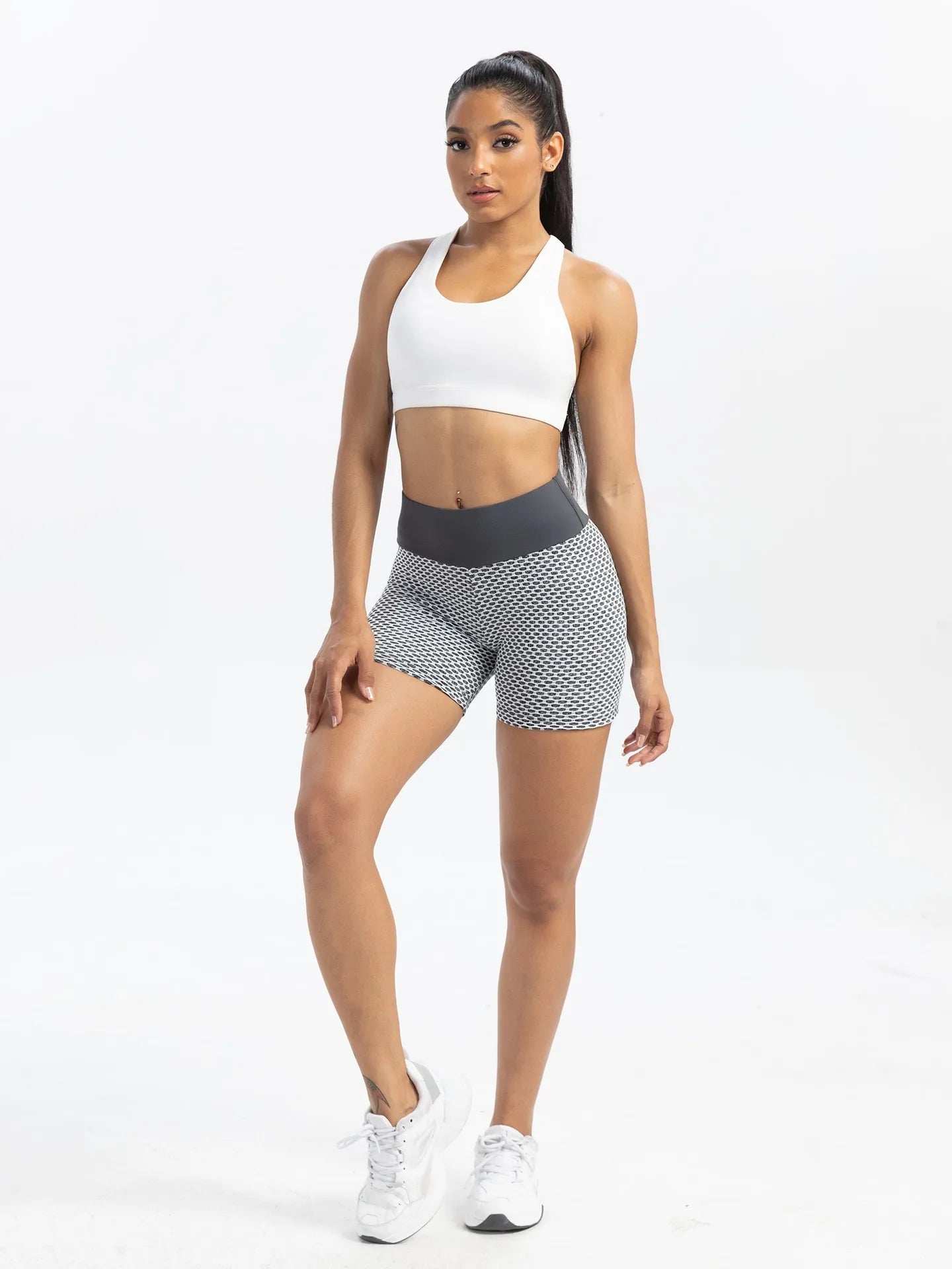 Femme portant legging court gris taille haute